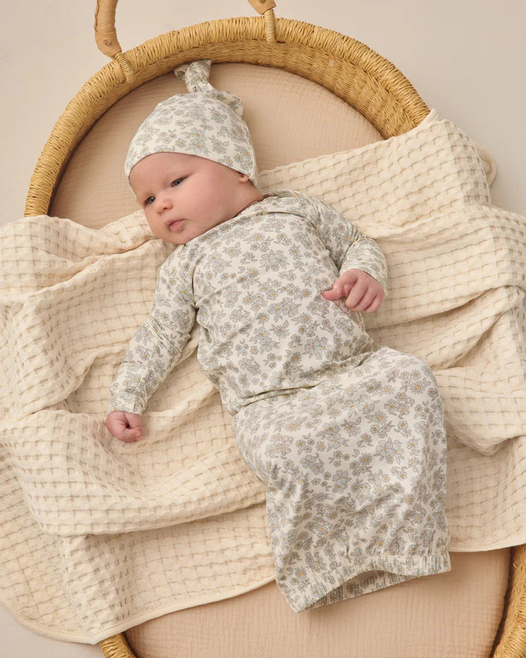 Bamboo Baby Gown + Hat Set | Blue floral | Quincy Mae